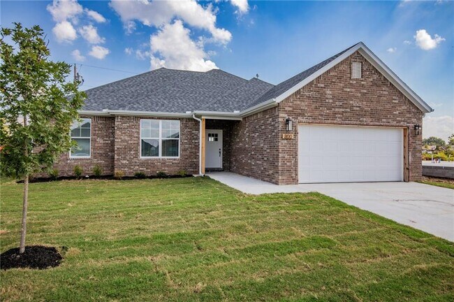 Building Photo - 300 White Oak St