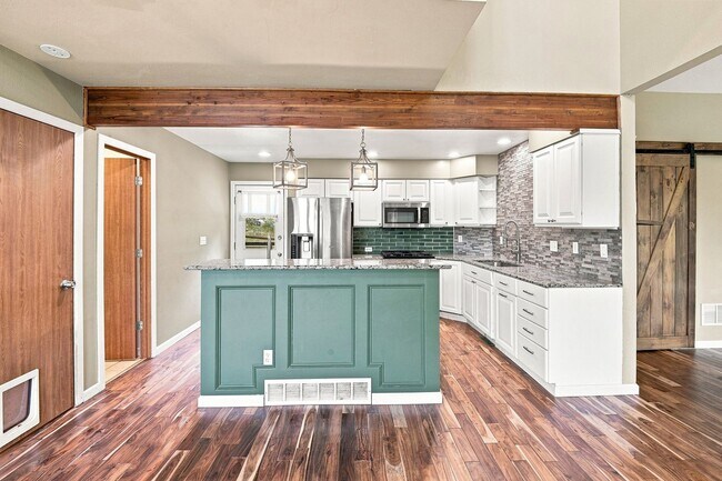 Building Photo - Beautiful mountain home