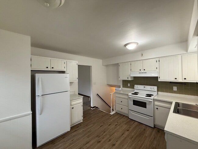 Building Photo - 823 Mathews Rd