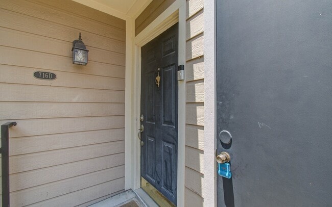 Building Photo - 716 Bering Dr