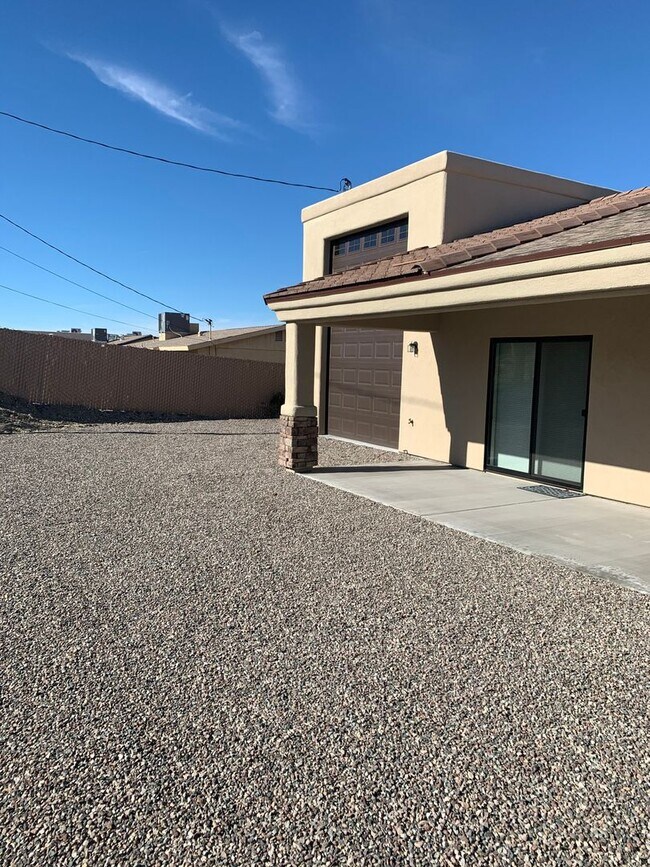 Building Photo - 2480 Huntington Dr