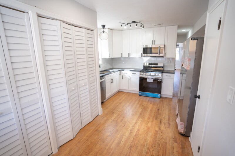 Building Photo - 5735 W Addison St