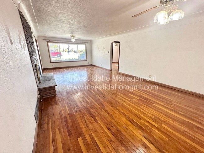 Building Photo - 2518 W Orchard Ave