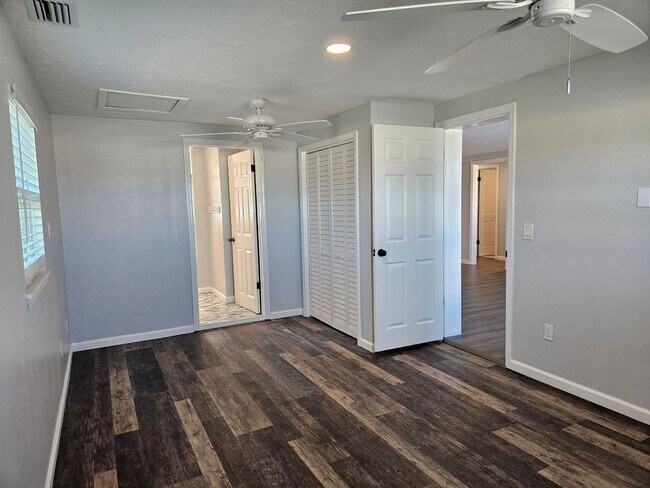 Building Photo - Annual Unfurnished 3 Bedroom 2 Bathroom Si...