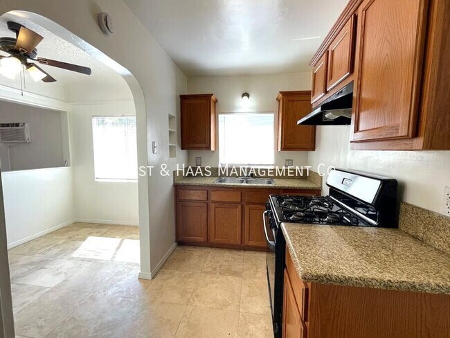 Building Photo - 1411 E Poppy St