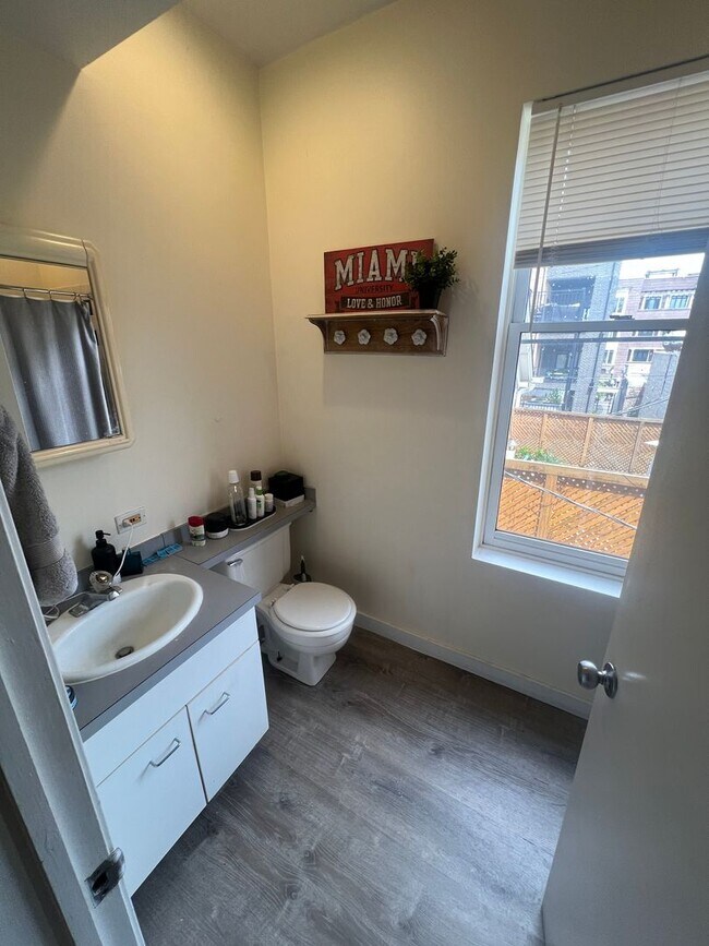 Building Photo - 2341