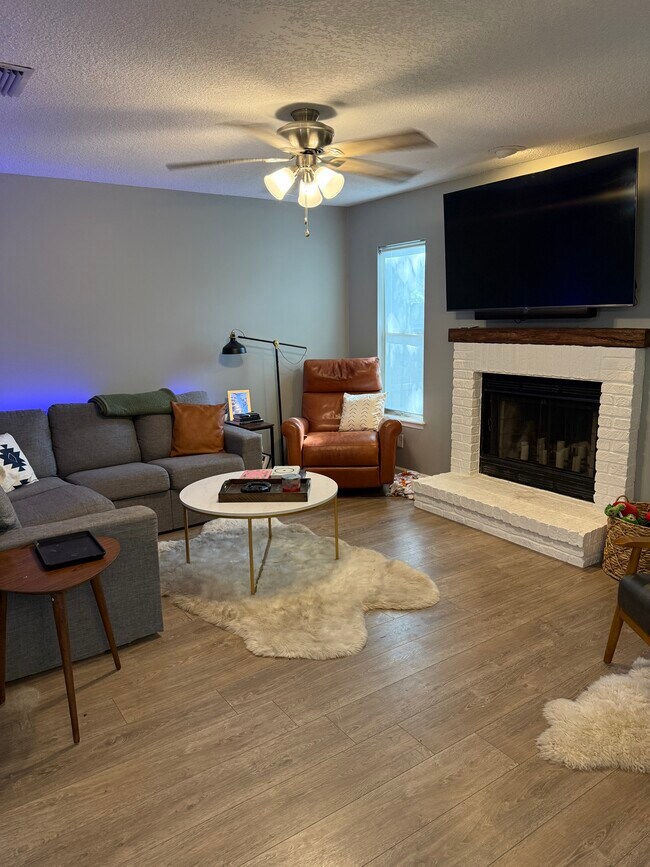 Building Photo - 3839 Union Pacific Dr E