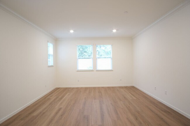 Building Photo - Stunning 4-bedroom 2.5 bathroom