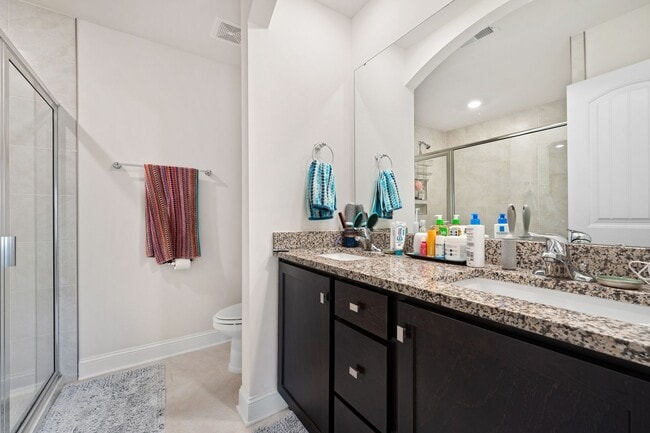 Building Photo - 3be / 2.5ba Easy Access to Duke Townhouse