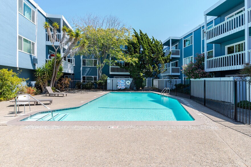 Building Photo - 2019 Shore Line Dr