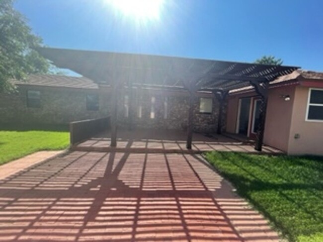 Building Photo - Beautiful 3 Bed Home! Zia School District!