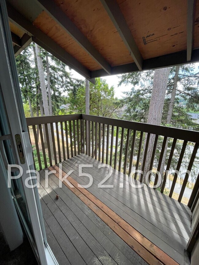 Building Photo - 1/2 Off First Full Month! Upper Floor 2 Bedroom Apartment With Washer/Dryer!
