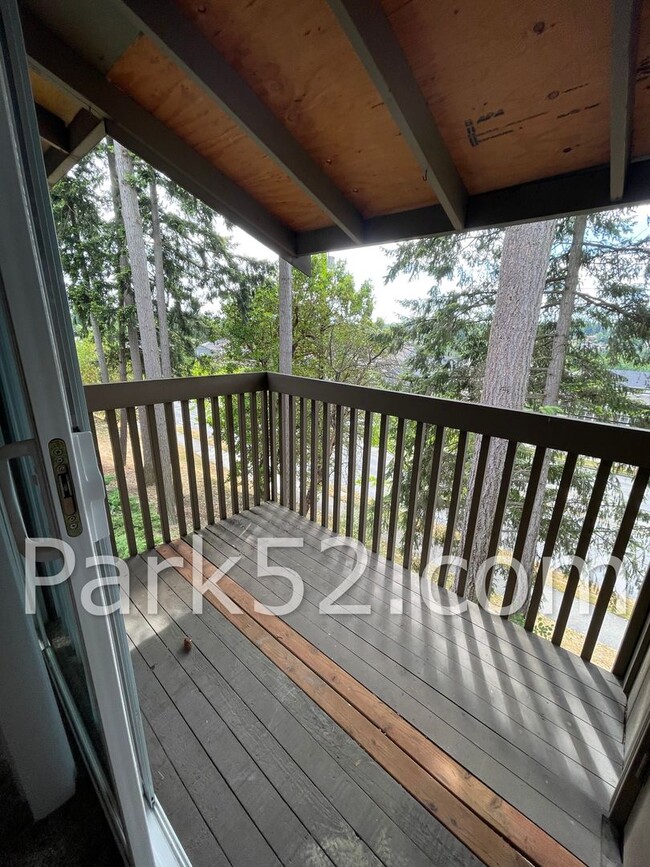 Building Photo - $500 Off First Full Month! Upper Floor 2 Bedroom 1 Bath Apartment With Washer/Dryer!
