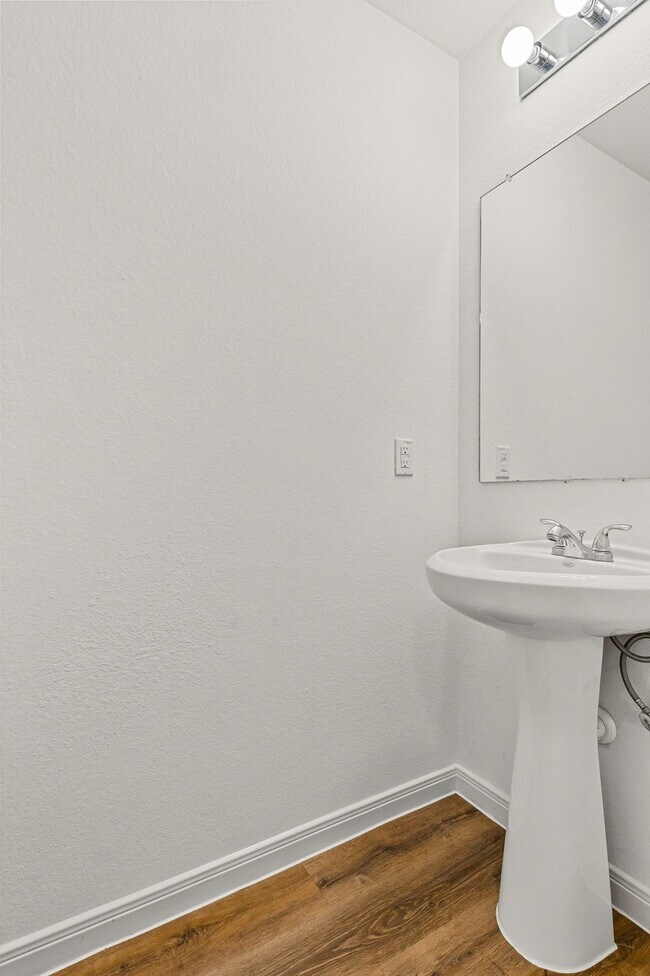 Building Photo - 169 Iris St