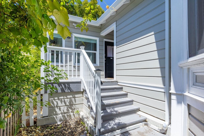 Building Photo - 2213 Blake St
