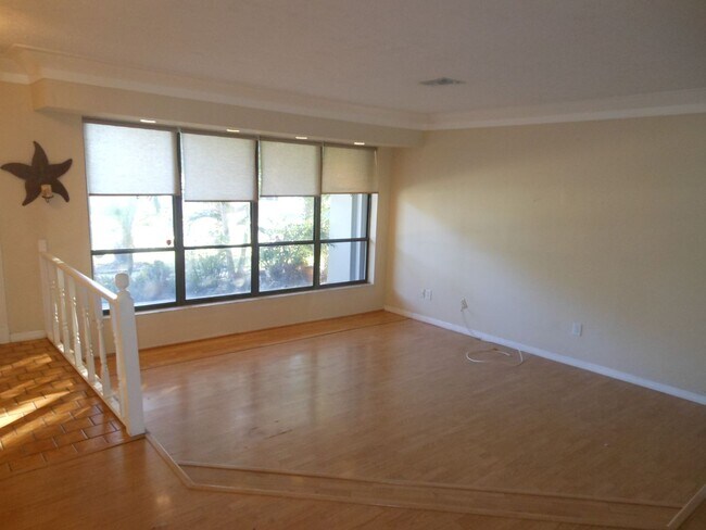 Building Photo - CHARMING 2 BEDROOM POOL HOME IN THE HEART OF JENSEN BEACH