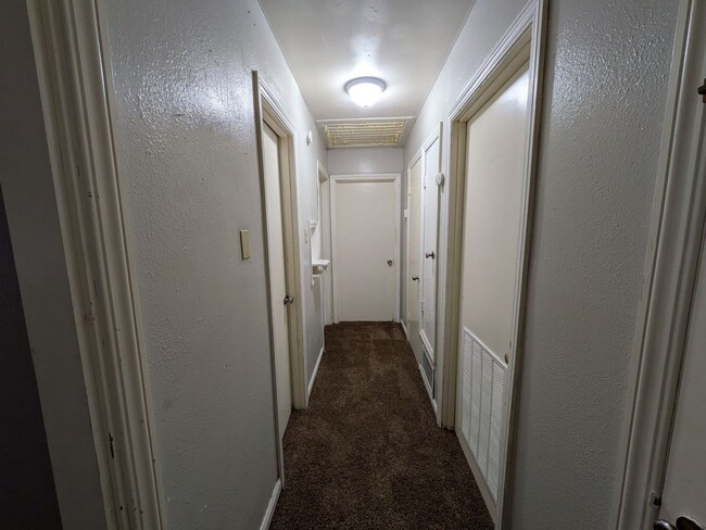 Building Photo - 302 Bridal Wreath Ave