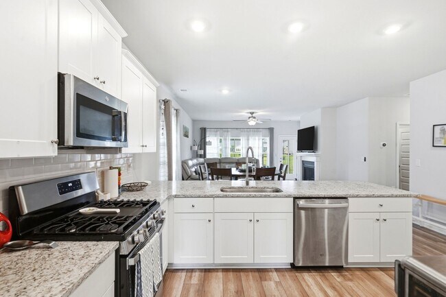 Building Photo - 9165 Island Shore Ave