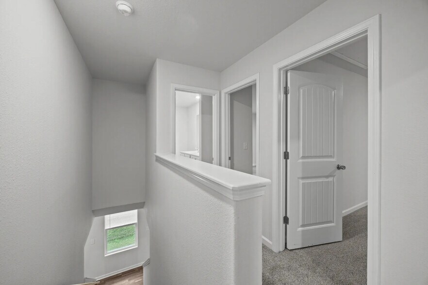 Building Photo - Room in House on Hazelburn Dr