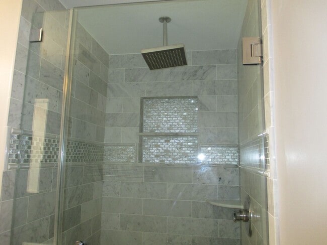 Building Photo - Two Bedroom, Two Bath Condo Located Near T...