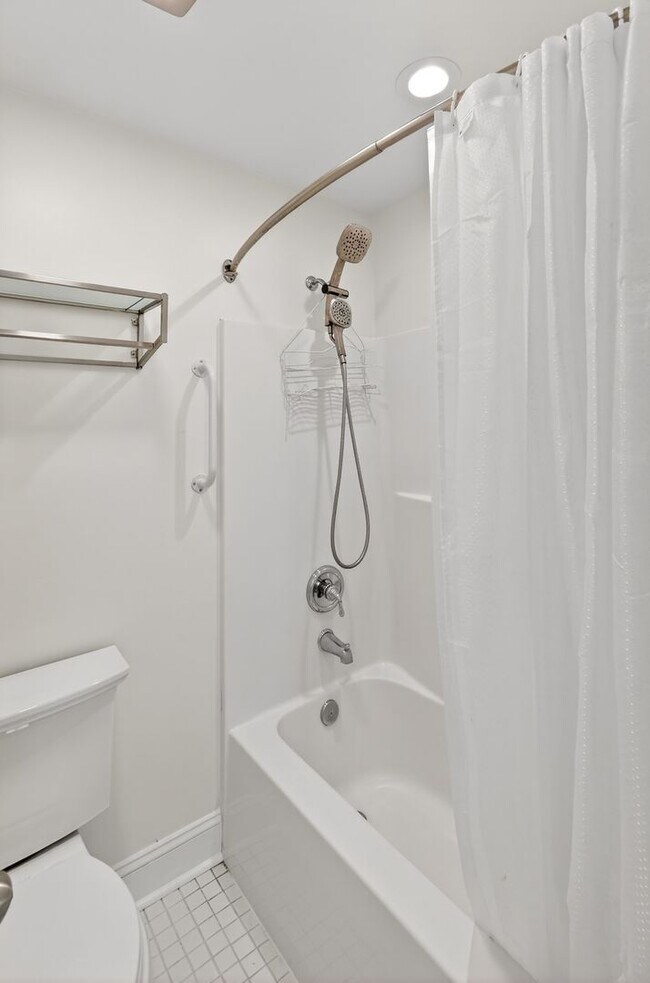 Building Photo - Beautiful 6BR Executive Brentwood Home with Pool