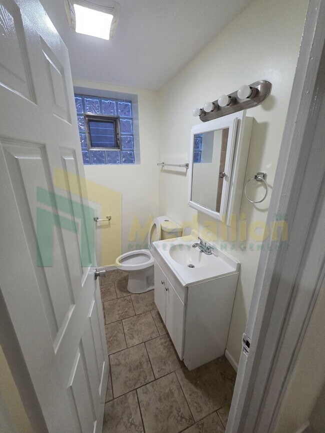 Building Photo - 9318 S Loomis St