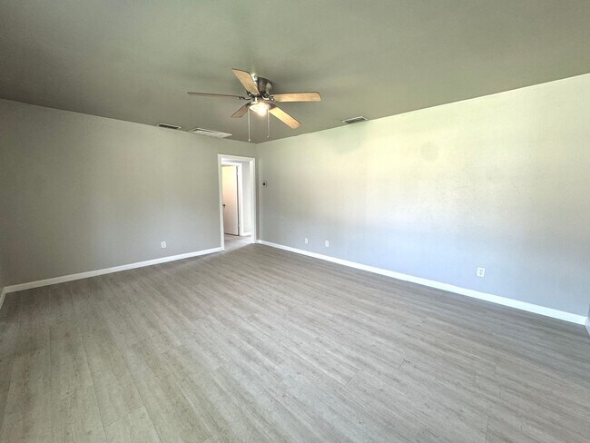 Building Photo - 4 Bed 2 Bath Move In Ready! Pre-Leasing