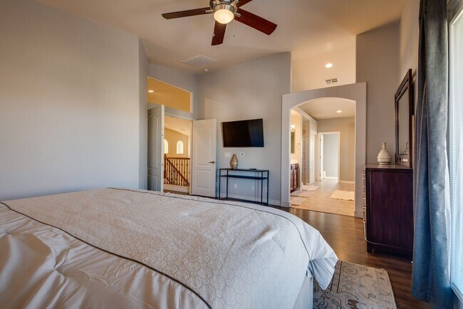 Building Photo - Gated single family home with 4 bed 3 bath...