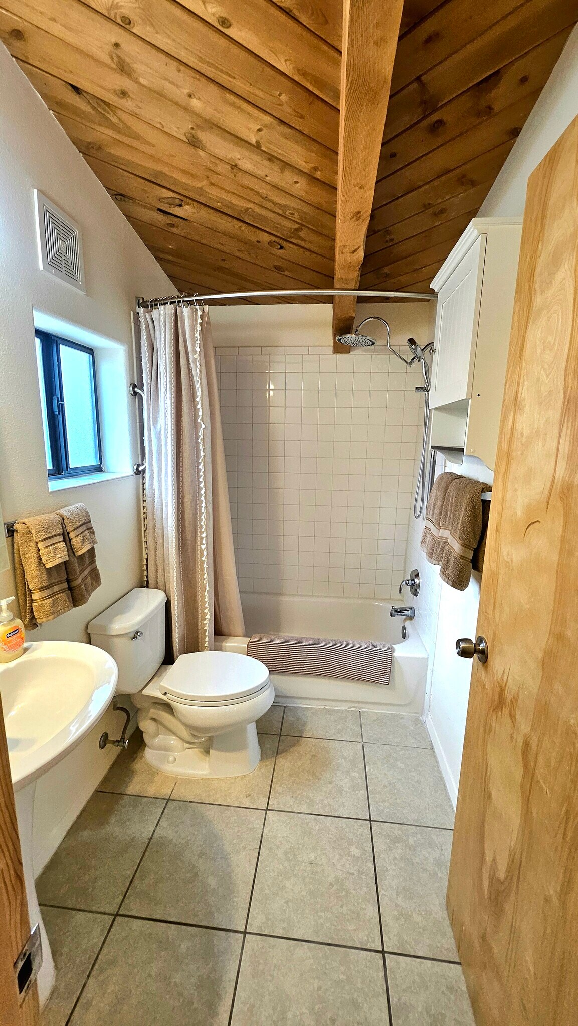 Building Photo - 409 La Joya Rd