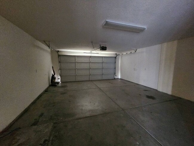 Building Photo - Downtown Corner Lot 3 bedroom 2 Bath