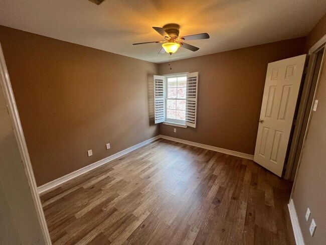 Building Photo - 1155 Enclave Square E