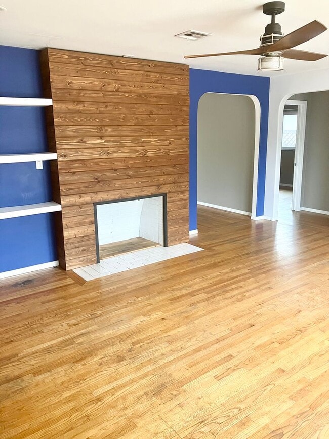 Building Photo - Stylish 3 Bedroom in College Area