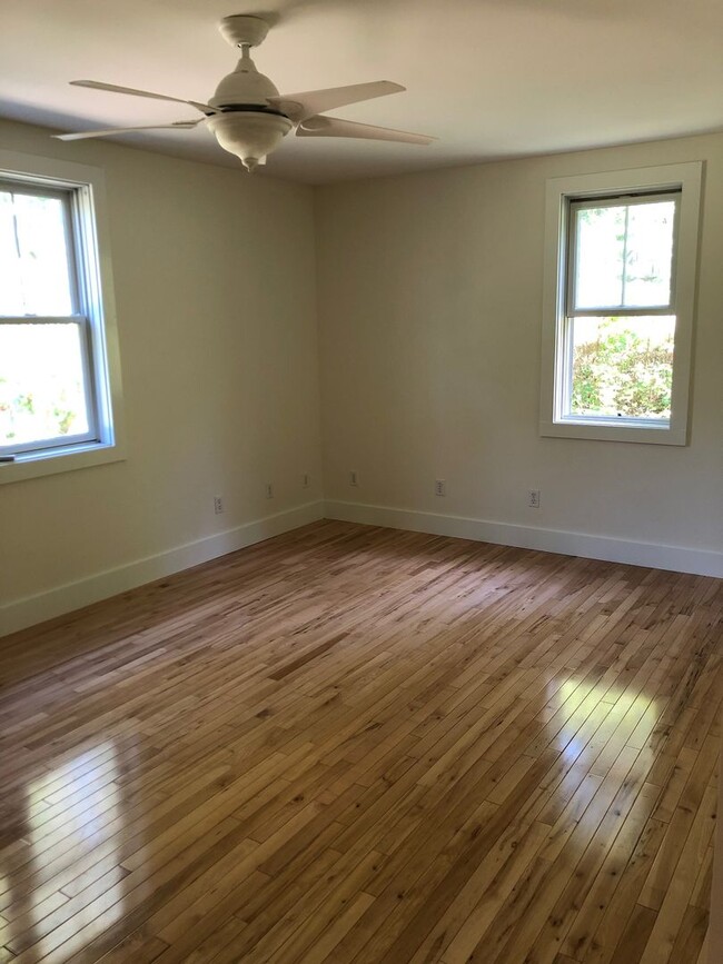 Building Photo - Beautifully Redone 4 Bed 2 Bath Apartment