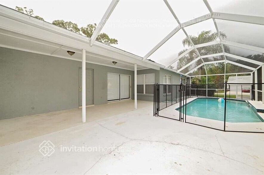 Building Photo - 4300 Ridgemoor Dr N