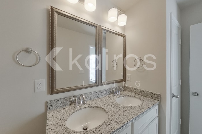 Building Photo - 2415 Banyan Cir