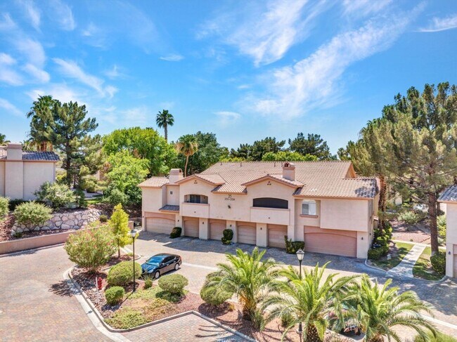 Building Photo - Beautiful 2 Bed 2 Bath ground floor condo in Guard Gated Green Valley Community. 1 Car garage!
