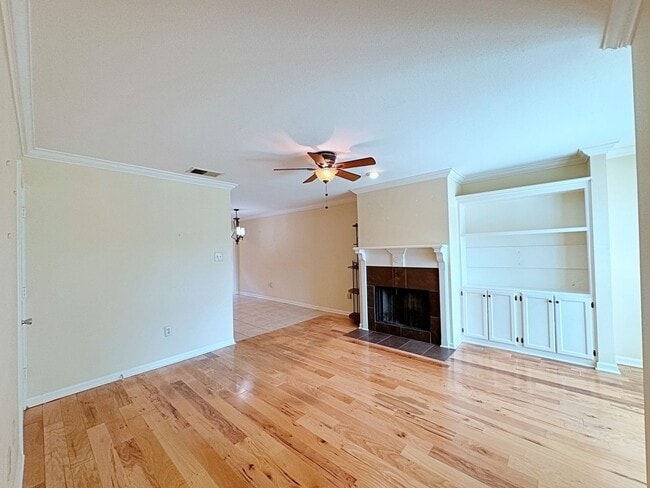 Building Photo - Custom Remodeled Townhome off Jefferson Hwy