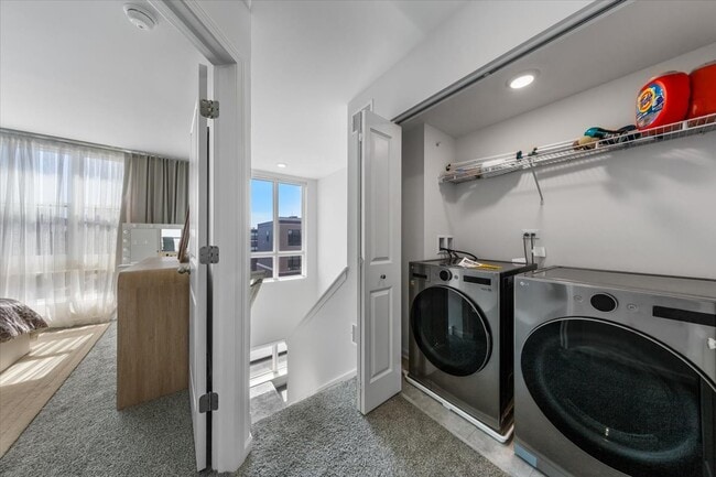 Building Photo - 2217 Venture Dr