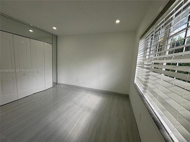 Building Photo - 725 91st St