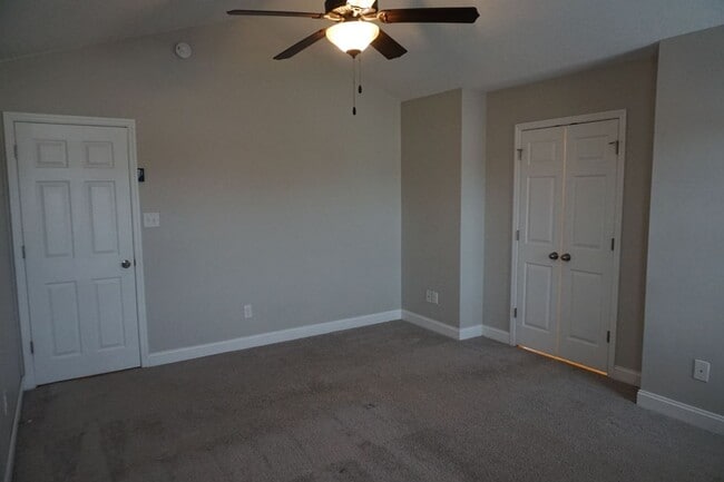 Building Photo - 3 Bedroom 2.5 Bathroom home located in Rogers Farm in Hubert!