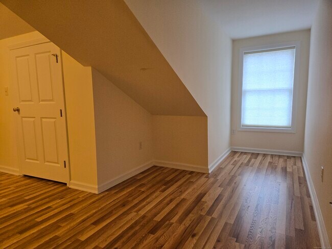 Building Photo - 511 Elm St