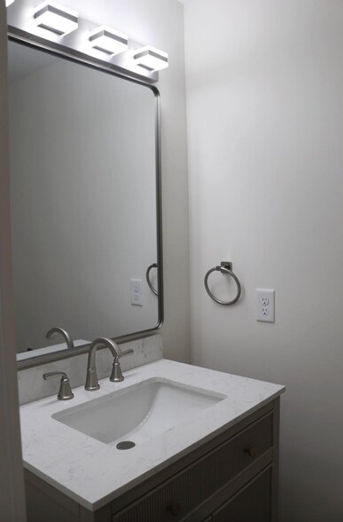 Building Photo - 108 W Market St