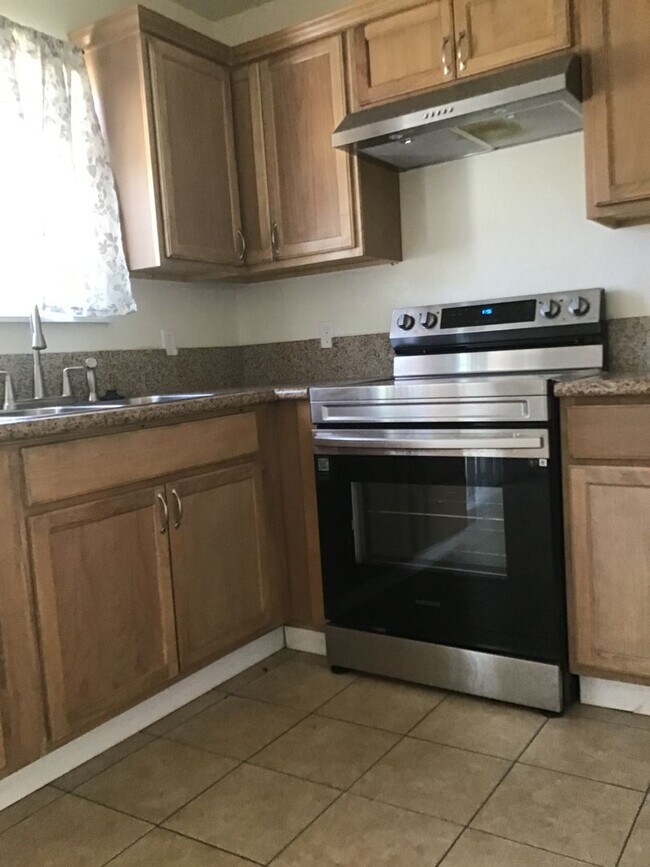 Building Photo - Townhouse Available