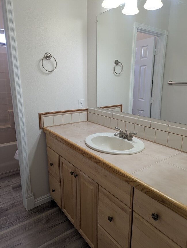 Building Photo - Santa Fe Vistas House!