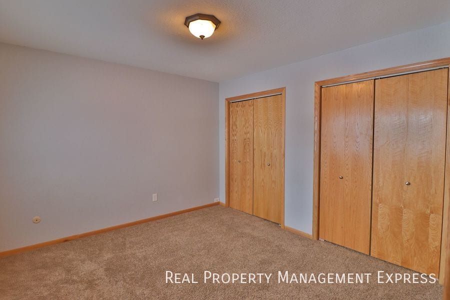 Building Photo - 3 Bedroom Duplex in Eastern Sioux Falls!