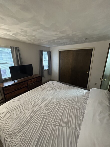 Bedroom 2 (with large closet) - 14 Chelsea Sq