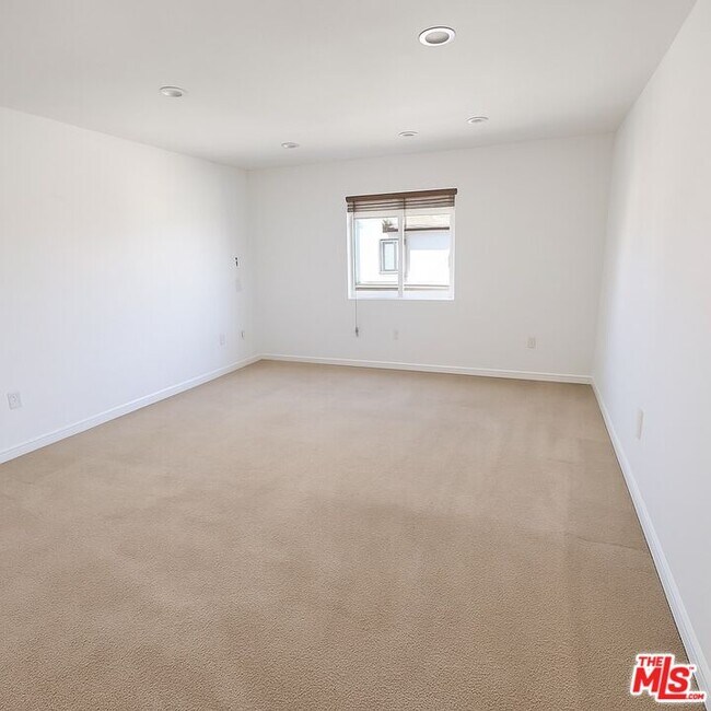 Building Photo - 1146 Hacienda Pl