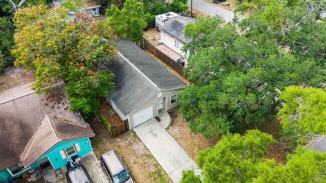 Building Photo - Cute 3/2 home with garage