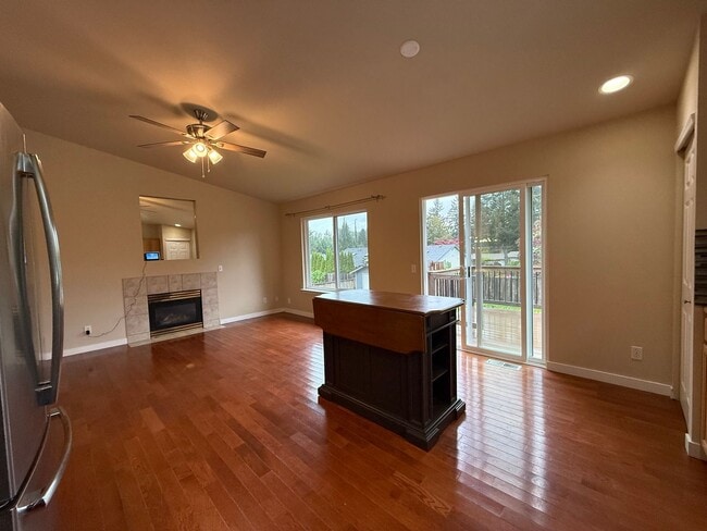 Building Photo - Beautiful Split-Entry 4 Bed 3 Bath Home Fully Fenced Yard