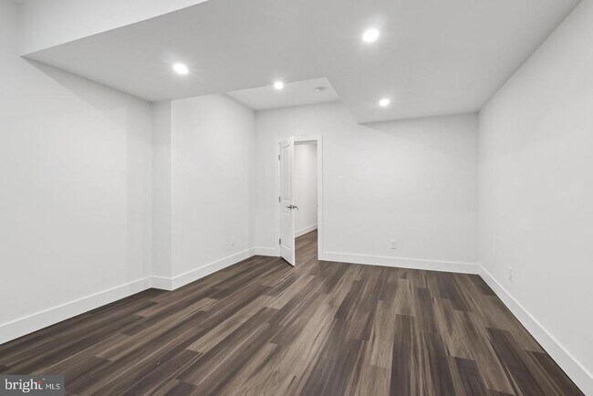 Building Photo - 2 Dogleg Ln